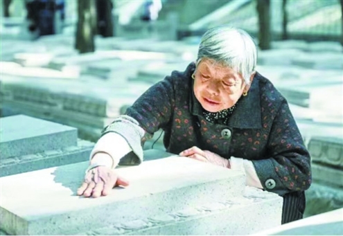 77岁的于翠香老人人生第一次见到父亲的墓地